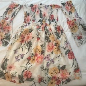 Flowery dress with sleeves